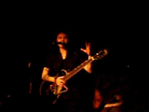 Tegan & Sara @Berlin 5: Tegan notices a smell