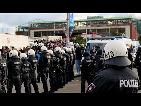 [Großeinsatz St.Pauli vs Hansa Rostock] Ankunft Hansa Fans, Pyroshow und Einsatzfahrten am 26.02.23