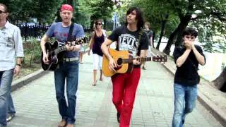 Black Magic (by Steve Wynn) - performed by Red River Trails busking in Chisty Prudy Park Moscow