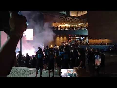 "VIVO LOS JUGADORES DE BELGRANO SALUDAN A SUS HINCHAS." Barra: Los Piratas Celestes de Alberdi &bull; Club: Belgrano