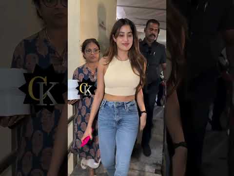 these two pop out of the usual juhu joint janhvi kapoor sidharth malhotra #janhvikapoor