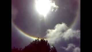 preview picture of video 'ESPECTACULAR HALO SOLAR SOBRE MONSERRATE EN BOGOTA, 3000 MAS CERCA DE LAS ESTRELLAS'