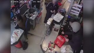 Napoli, colpo al supermercato: pistola contro la cassiera e i clienti continuano a fare la spesa