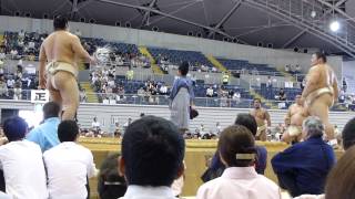 preview picture of video '豆行司、隠岐の海vs豪風戦をさばく！（平成25年秋･熊谷巡業 SUMO TOUR in Kumagaya 2013）'