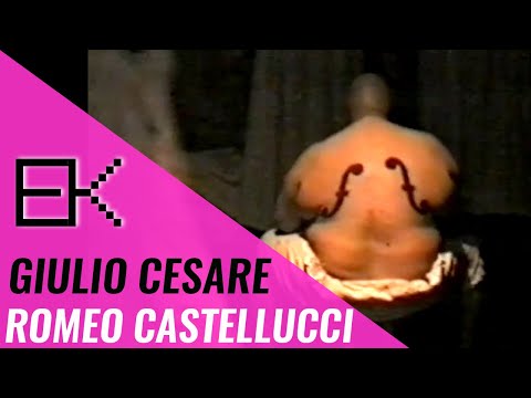 Η παράσταση Ιούλιος Καίσαρ [Giulio Cesare] σε σκηνοθεσία Romeo Castellucci [Ρομέο Καστελλούτσι] διερευνά ακραίες εκφάνσεις της σωματικότητας με αποκορύφωμα την διείσδυση ενός ενδοσκοπίου στον λάρυγγα ενός ερμηνευτή και την εκφώνηση ενός μονολόγου από έναν "άφωνο" τραχειοτομημένο ερμηνευτή. 