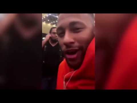 ¡Neymar disputa la fase final de un torneo de póker en Brasil... ¡y lo interrumpe para...