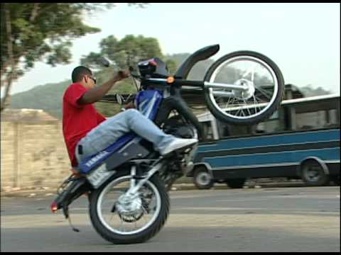 Increíble truco en motocicleta