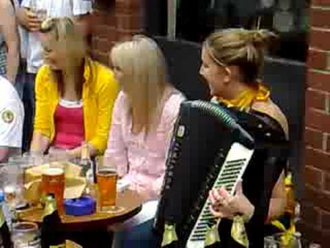 Session outside The Cloisters bar @ The World Fleadh