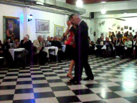  El Chino Perico  and  Pamela Natalia Mármol  are  dancing  to  the  tango  "  Buscandote  "