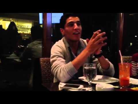 محمد عساف يغني "حاول تفتكرني" لعبدالحليم حافظ في جمعه مع الأصدقاء على  طاولة العشاء في عمان  الأردن