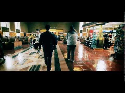 YOUNG DE aka DEMRICK FT. SCOOP DEVILLE & BREVI "WHAT'S GOOD!?" (Official Music Video)