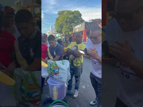 Detrás de cámaras presentando a don hernesto y sus grandes pasteles en hoja #caribean #food