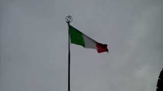 preview picture of video 'Bandiera italiana sul Castello di Soave (Verona)'