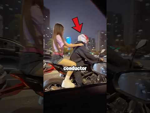 Cuando tu hermano intenta cambiarte por un casco 😂