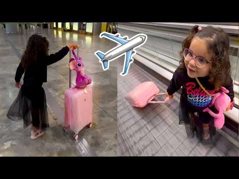 Bye 👋 I'm going on vacation 😍 Amira and Mom ✈️✈️