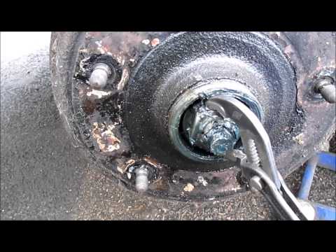 Traction Avant rear brake drum removal