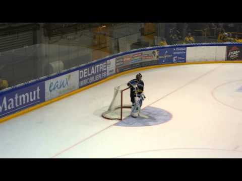 Fabrice Lhenry face au jet d'objet d'un supporter des Gothique d'Amiens : Rouen Hockey (RHE 76)