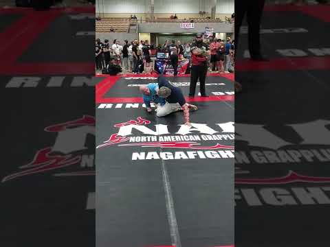 Justin Cavender wins the super heavy weight expert division with a knee bar from a body lock