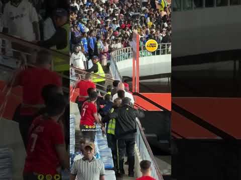 لاعبو المنتخب والرويسي يتدخلون بعد طرد كابو ألتراس &quot;السبوعة&quot;