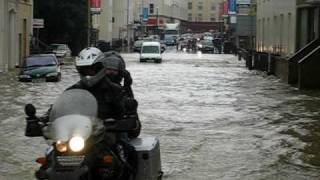 preview picture of video 'Bath Road Cheltenham Floods July 2007'