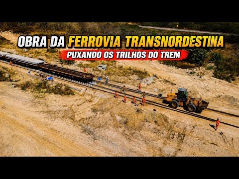 Colocação dos trilhos na obra da ferrovia transnordestina em quixeramobim ce