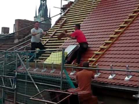 Dachdecker beim Biber decken