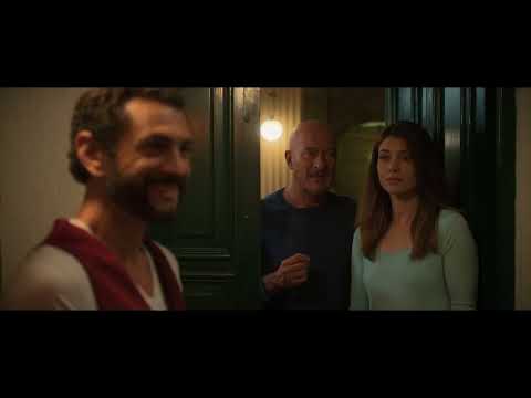 Vicini di casa - Clip "Sulla porta la telefonata"