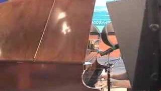 Elan canta Whatever It Takes en un show en Guadalajara