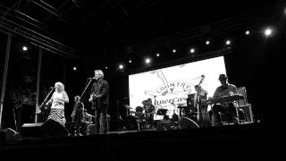 EMMYLOU HARRIS & RODNEY CROWELL The Weight Of The World @ Huercasa Country Festival Riaza 11072015