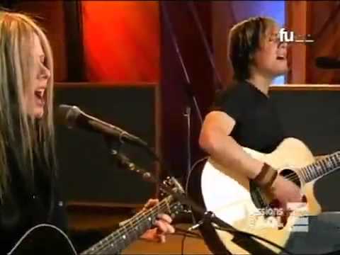 Videoclip de He Wasn't (Live Acoustic Version) — Avril Lavigne