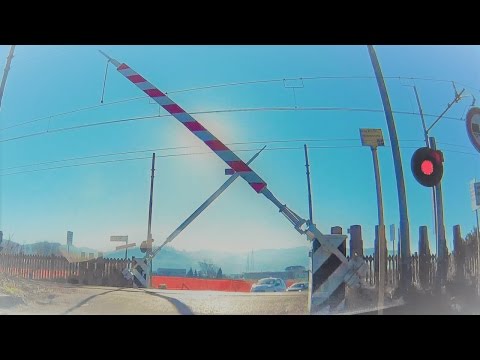 Passaggio a livello Acqui Via Brondina (Bennet), treno in transito e barriere su # level crossing