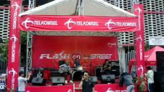 preview picture of video 'MYFACE BAND   ANDAI KU BISA @ CAR FREE DAY JKT'