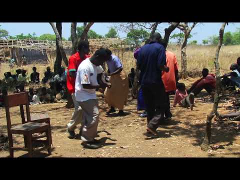 平和部隊の保健ボランティアがマラウイでHIV/エイズとマラリア教育に取り組む (Peace Corps Health Volunteer Works on HIV/AIDS & Malaria Education in Malawi)