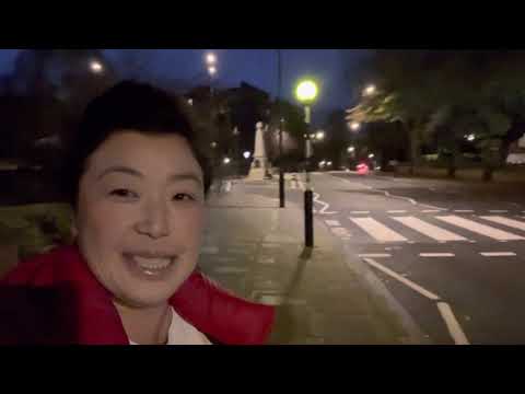 ファッションビジネス学科 【ロンドン🇬🇧神在月満月🌕日】ビートルズで有名なアビーロード横断歩道🇬🇧前の自宅から、普段のロンドン通勤風景。この日は朝６時に家を出て、帰りは夜２０時頃でした。情熱大陸風あり。
