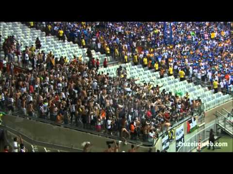 Atleticanos atiram bombas dentro do Mineirão e Levir Culpi pede calma à sua própria torcida