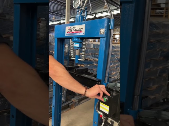 Vídeo relacionado con EBERTH Prensa hidráulica de taller 10T prensa hidráulica con manómetro, prensa de mesa, altura de trabajo 375 mm, ancho de trabajo 350 mm, altura total 1180 mm, 2 mordazas, cilindro hidráulico
