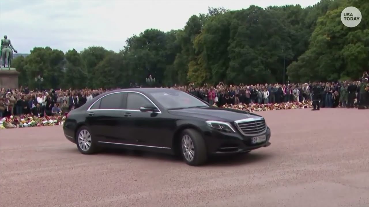 King Harald of Norway dies: Norwegians mourn the 'whole country's grandfather' outside Royal Palace