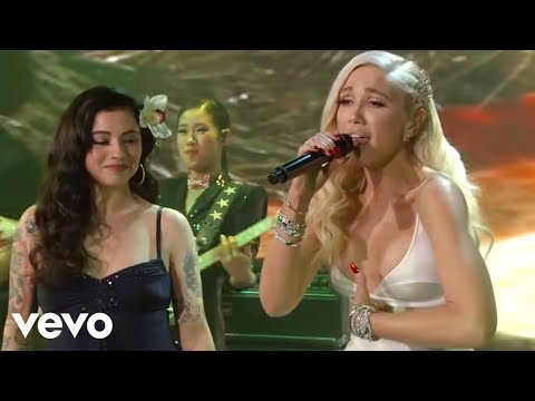 Gwen Stefani, Mon Laferte - Feliz Navidad