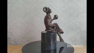 Socha satyra držícího kostru – bronzová socha inspirovaná řeckou mytologií