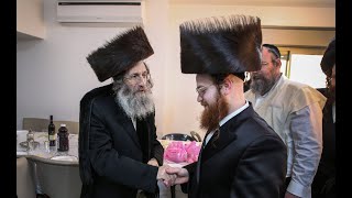 ר' מיילך בידרמן בחבישת השטריימל לבן המשב''ק יוסל דייטש