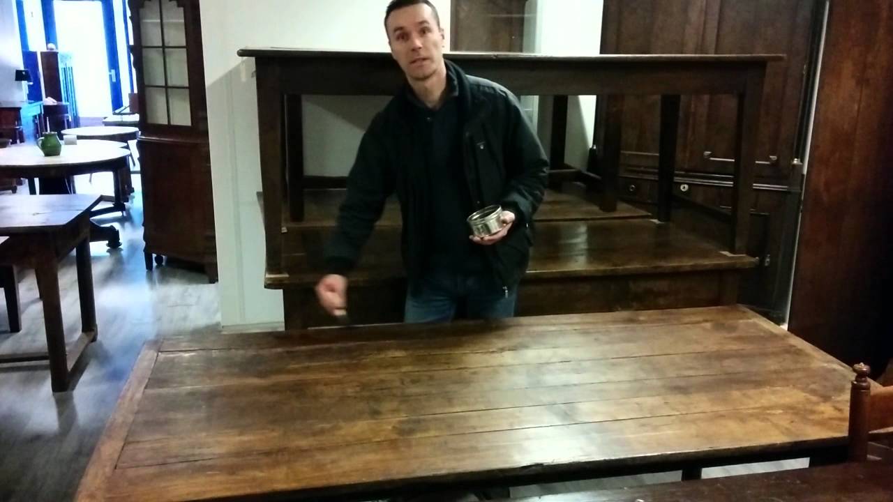 In de was zetten van een antieke tafel.