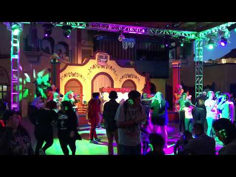 Silent Disco at Knotts Berry Farm. People Dancing while listening to music on Wireless Headphones! Video