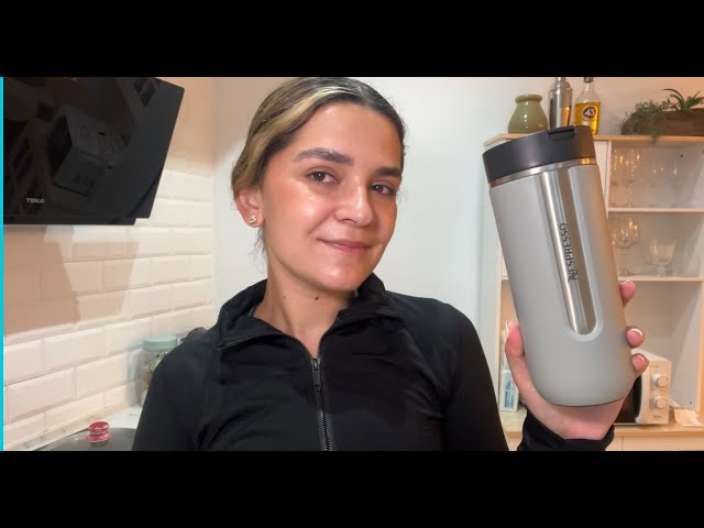 Vídeo relacionado con Nespresso Travel Mug Large Smokey Blue 540 ml | Taza térmica de acero inoxidable | Fría y caliente para café, té, matcha, etc. | a prueba de fugas y lavavajillas | Taza de café para llevar con tapa