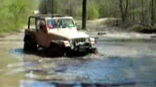 preview picture of video 'Mike's Jeep Wrangler showing off in the mud'