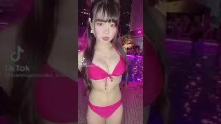 下乳がはみでる巨乳水着