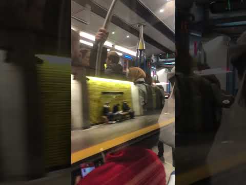 Ação da curva do túnel do metrô STM Montreal para a estação Place-St-Henri