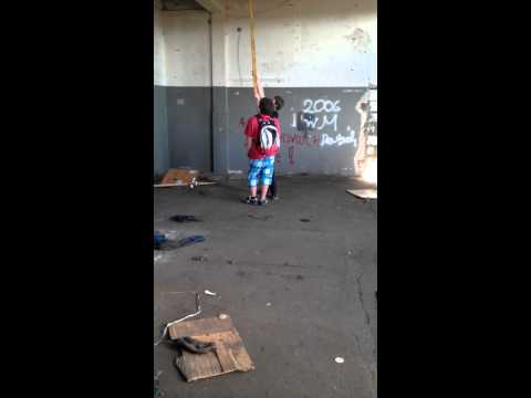 Typen zerstören eine Lüftung