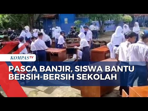 Pasca Banjir Rendam Karawang, Siswa Bantu Bersih-Bersih Sekolah