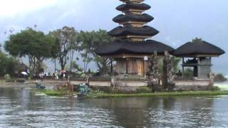 preview picture of video 'Visit to Ulun Danau Temple - Bedugul'