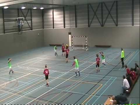Mooie goal Justin Hensen tijdens zaalvoetbaltoernooi ASWH met VVGZ D1